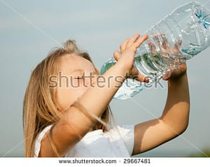 bebiendo agua mimi