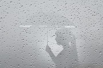 silueta chica con paraguas lloviendo
